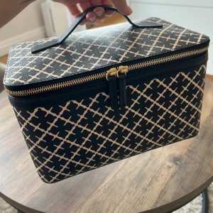 Malene Birger sminkväska - Superfin sminkväska från Malene Birger. I mycket fint skick. Inköpt för 2800:- Lilla necessären medföljer inte då den tappats bort. Priset är ej förhandlingsbart. Prutare undanbes. 
