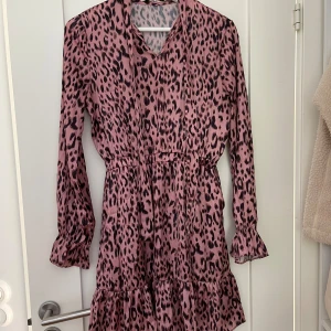 Klänning från IVIVI - Superfin klänning i siden-liknande matreal. Använd fåtal gånger. 