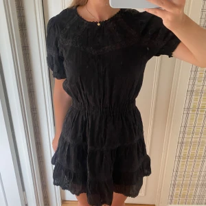 Klänning med broderi  - Säljer denna fina klänning från zara som inte längre kommer till användning. Används kanske 2 gånger och i mycket bra skick💗