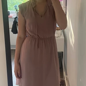 Klänning  - Rosa klänning, som är bra för feta eller kalas, bra skick 