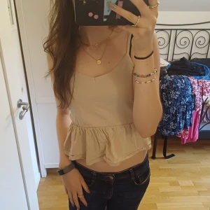 Gullig beige top - En gullig beige top från missäy. Aldrig använd🥰