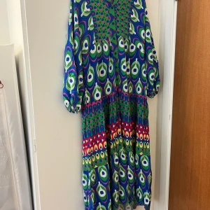 Klänning - Helt ny klänning pris kan diskuteras!