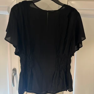 Svart blus - Oanvänd kortärmad svart blus från HM, INTRESSEKOLL!! lägg prisförslag ❣️❣️