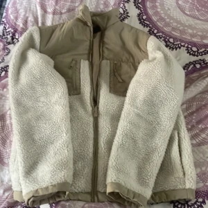Jacka  - Helt ny har använt bara ett antal gånger och prisvärt för jackan. 