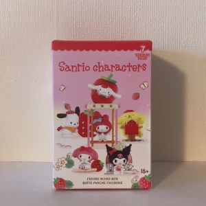 Strawberry farm sanrio blind box - Den här mystery boxen köpte jag i Paris på miniso. Finns sju stycken karaktärer som man kan få som är Cinnamoroll, två stycken My Melody, Pompompurin, Pochacco, Kuromi och Little Twin Stars lala och kiki.
