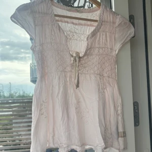 odd molly blus - Jättefin tröja från odd molly, endast använd fåtal gånger. Tröjan är i bra skick och är ljusrosa. Jättefin till t.ex en kjol. Pris kan diskuteras❤️