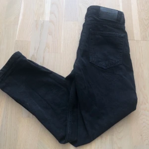 Svarta Grunt harmon jeans - Tjena, säljer ett par snygga grunt jeans. Använda men i fint skick. Nypris 649kr plus eventuell frakt. Fråga bara på vid funderingar🔥