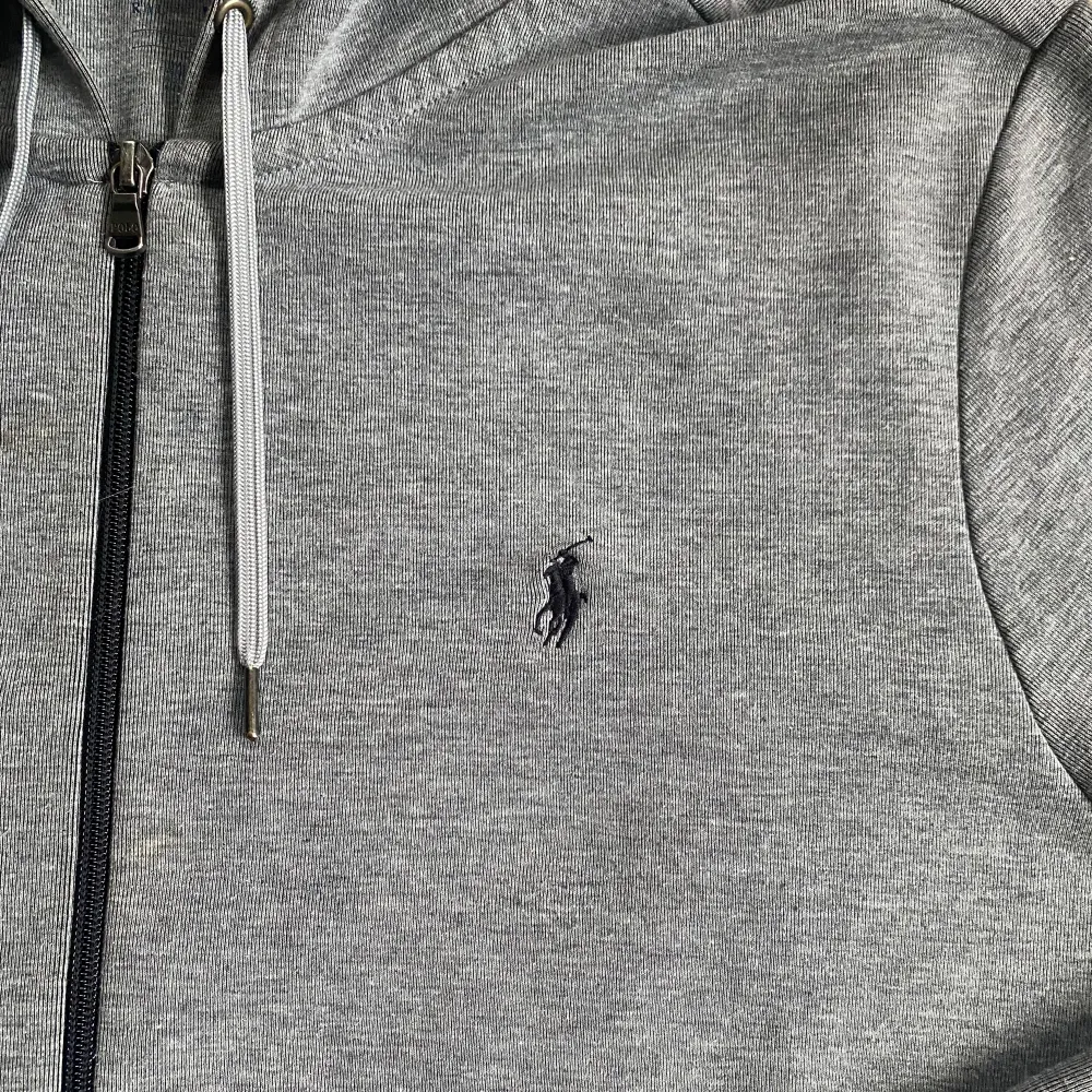 En fin Polo Ralph Lauren zip up i en lite mörkare grå färg. Tröjan är i gott skicka 8-9/10 men har två fläckar som går bort i tvätt. Den är i stolek Large och passar 180/200 cm som det står i tröjan. Skriv för fler frågor eller bilder 👌🏼. Hoodies.