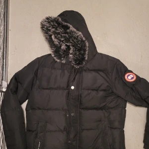 Säljer en svart Canda goose jacka helt ny skick - Säljer en svart Canda goos jacka helt ny skick