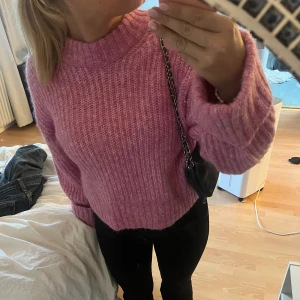 Stickad rosa tröja  - As mysig och gosig rosa stickad tröja som passar perfekt nu till sena sommarkvällar 💞❤️‍🔥 Använd ett fåtal gånger, då den legat längst in i garderoben 😁