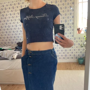 Croptop - Söt marinblå croptop från Tommy Hilfiger, köpt på plick men tror den är äkta! Fint, mjukt material med tryck på framsidan.