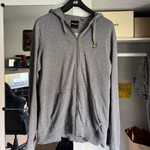 Lyle & Scott liv tröja - Dragkedjan är lite små trasig men den går att knäppa och stänga bara den kan öppnas lite av sig själv