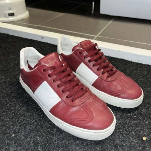 Valentino flycrews burgundy/Vin röd - Säljer dessa flycrews i bra skick, 2 spikar saknas på vänster skon annars inga slitningar . Kom med bud! (Dustbags ingår)