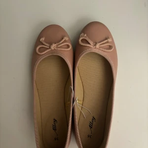 Ballerina skor - Säljer dessa helt nya ballerina skorna från Din Sko. Aldrig använda, strl 36 men sitter som en 37-38💕💕
