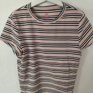 Randig t-shirt - I storlek 168/164. Bra skick.☺️ 