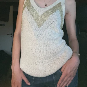 Unikt Linne - Säljer detta coola linne som är från Gina tricot. Linnet är typ stickat och guld detaljerna är glittriga. Säljer då det är lite stort för mig. Skriv om du har fler frågor!💗