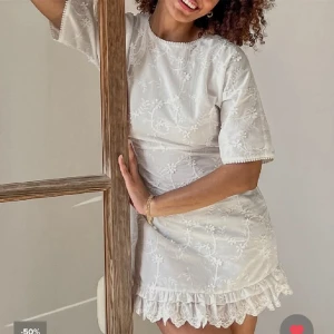 Vit klänning - Supersnygg, använd en gång på studenten