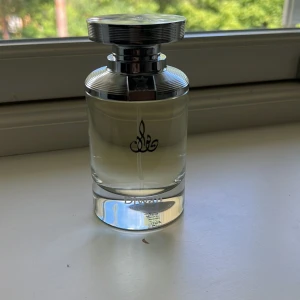 Parfym - Hej säljer en herr diwan parfym som är en av saudiarabiens lyxigaste märke på parfymer och ger en härlig och fräsch doft Den är 100 ml och nypris är 250 dollar vilket år runt 2600  Sprutat 4 gånger Max kan sänka priset rejält vid snabb affär