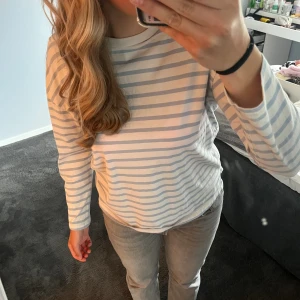 Två fina randiga tröjor, den blå är lite stor (strl M) men kort i ärmarna och den svarta är strl S och sitter jätte fint💕50 kr styck 80 för båda - Nyskick