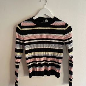 Randig långärmad tröja - Ribbad långärmad tröja som är randig.  Inte jätteanvänd och i bra skick. Står storlek M i tröjan, men är mindre i storleken och är mer S i storlek.