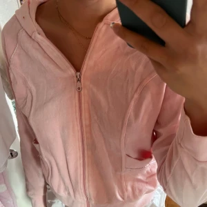 Kofta - Rosa kofta i samtetsmaterial 80%bomull  Bra skick Storlek 38/40