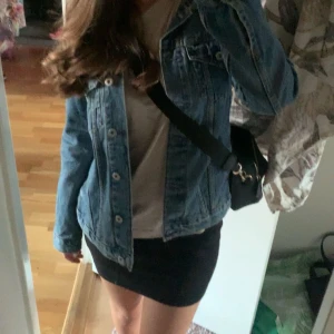 Jeansjacka  - Säljer denna jeansjackan som inte kommer till användning, den är i jättefint skick 💞