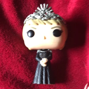 Cersei Lannister funko pop - Jag säljer min lilla samling av Game of Thrones funko pops eftersom jag ska flytta och de tar upp mycket plats 