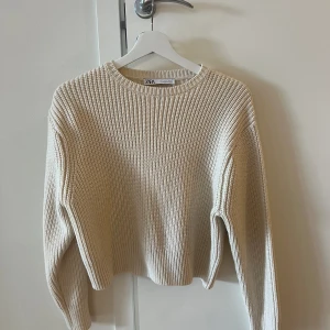 Stickad tröja  - Stickad tröja från Zara, storlek S, använd fåtal gånger, 50kr + frakt 