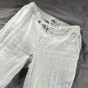 Linnebyxor - Ett par jättesköna och luftiga linnebyxor från Dressmann i storlek XS. Jag var kanske 170cm när de passade och de passade de mig bra. Byxorna har en sommar på nacken men det finns knappt några andra tecken på slitage. 9/10 skick.
