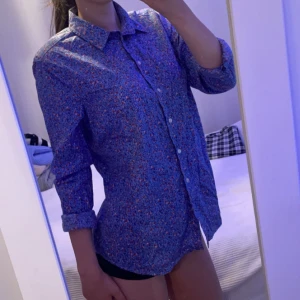 Blommig Gant tröja  - Jättefin blommig Gant tröja som är använd några få gånger, och behövs bara strykas!   Har inga skador/ fläckar och är i kvinnostorlek.  Storlek 42, men var liten i storleken (som en S-M)