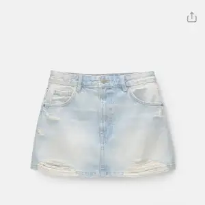  Super fin lågmidjad jeans kjol som endast är testad. Säljer denna pågrund av att den är för stor för mig.Skriv om ni är intresserade!🩷