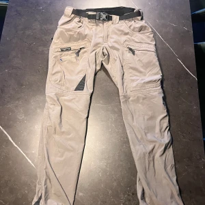 Klättermusen Gere Dam - Otroligt sköna friluftsbyxor från Klättermusen! | Modellen heter Gere Dam | Väl använda men i bra skick, skavanker och sådant finns | Storlek L | 🤝🤝🤝