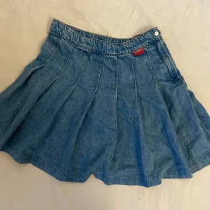 Jeanskjol med volang/plisserad - Cool jeanskjol i storlek 38, bara använd en gång så i nyskick. Från HM. 