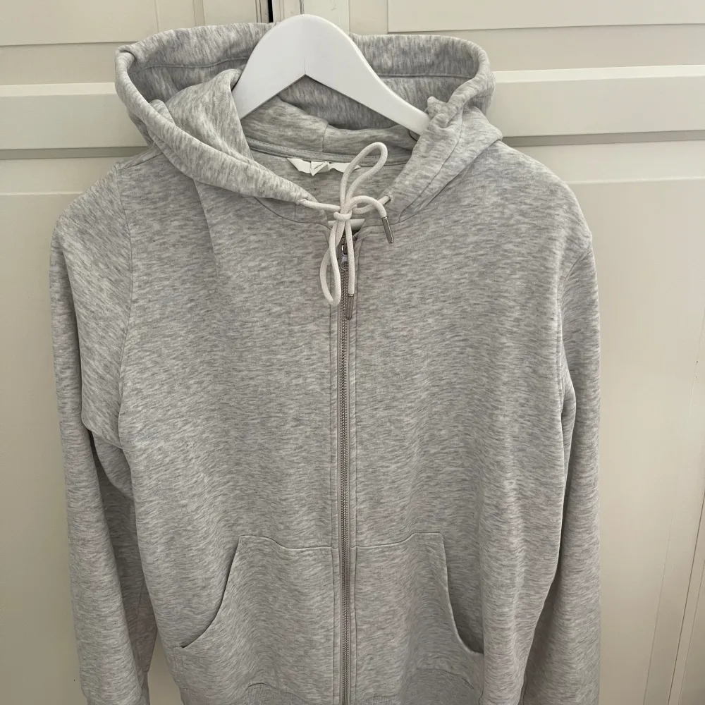 grå zip hoodie ifrån hm endast provad köpt för 250 säljer för 100 säljer för att jag har för många gråa zip hoodies . Hoodies.