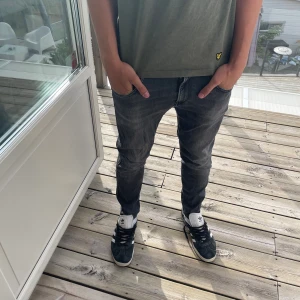 Replay anbass jeans - Ett par snygga replay anbass jeans. Men tyvärr har dem spruckit i grenen. Ingenting som inte går att fixa. Förutom detta är skicket 7/10 