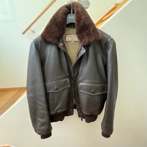Chapal (WW2) Bomber Jacket - Chapal Herr jacka - Köpt i Frankrike i butik. -Köpt för 6500€ -Pris 56 000 kr - Äktighetsbevis finns - Skick 10/10 - Calf Skin Leather- Björn Päls  Skicka PM vid eventuella frågor.