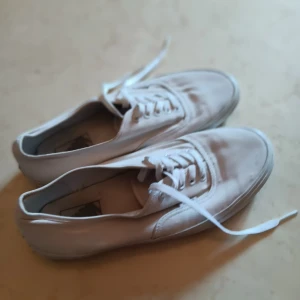 Vans bra skick storlek 44  - Säljer ett par vita vans i storlek 44. Skorna är i bra skick men tyvärr lite skav på märket i hälarna på båda skorna. De är inte super mycket använda. Kan bytas mot ett par Af1 vit med svarta detaljer eller en go keps.