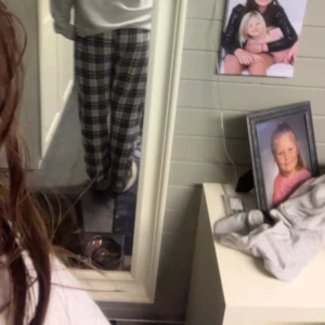 Pyjamasbyxor - Pyjamasbyxa i storlek M. Inte använt den mycket. Byxorna är svarta och vita i färg. Jag är 170 cm lång och dem passar jättebra bra i längden. Bra kvalite och priset kan diskuteras:) Betalningen sker via Swish😊