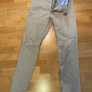 Ralph Lauren Chinos - Nästan oanvända Raffe-chinos. Stretch slim fit storlek 29/32. Som helt nya med alla lappar kvar.
