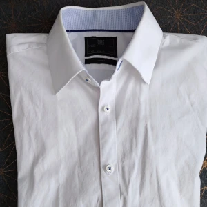 Marks & Spencer white shirt - In excellent condition. Would prefer pick-up in Stockholm rather than posting.
