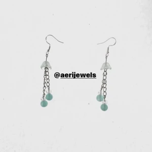 Jellyfish örhängen  - Jellyfish örhängen som är 100% handgjorda av mig! Dem finns i massa olika färger, så fråga bara! Läs sista bilden om du vill köpa!💗