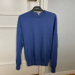 Blå merinoull tröja från Peter Millar. 85% merinoull. Storlek: M. Skick: 9,5/10, känns som ny. Kontakta oss för fler bilder eller info!🙌