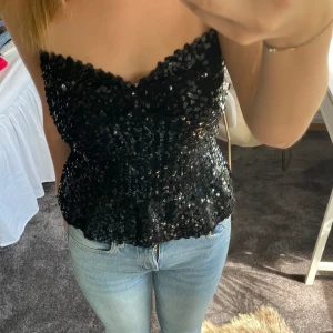 Fest topp - Super fin och skön glittrig fest topp. Har sytt i den i ryggen med det kan man ta bort om man vill. Har ett mjukt tyg inne så att man inte känner paljetterna🫶