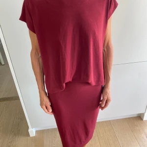 Röd klänning - Superfin röd klänning från Malene Birger i bra skick! I trikå. Köpare står för frakt!
