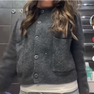 Mörkgrå stickad kofta  - Jag säljer denna jättesnygga och populära kofta från zara. Koftan är i jättefint skick och endast använd 2 gånger. Säljer pga att den inte kommer till någon användning❤️‍🔥