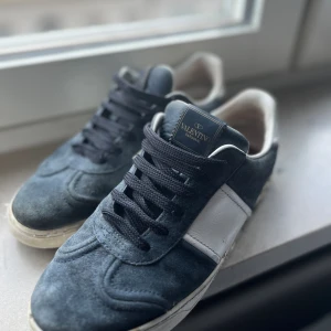 Valentino flycrews  - Säljer nu ett par valentino flycrews i bra skick 7,5/10. Box tillkommer. Byten går bra. Några nitar har gått av.