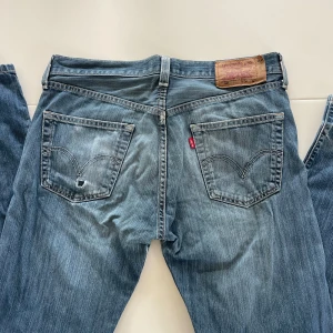 Levis 501  - Levis jeans j modellen 501! Hör av er vid fler frågor! Skriv innan ni trycker på ”köp nu”💓💓