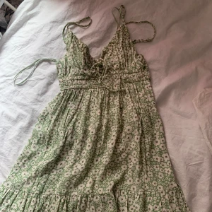 Sommar klänning  - Säljer då den har blivit för kort för mig, använd 2-3 gånger, originalpriset 279, köpt från zalando. 