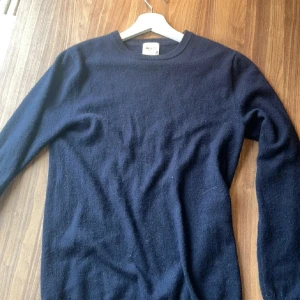 John henric kashmir - Säljer denna john henric 100%kashmir tröjan, i färg mörkblå. Nypris runt 2300kr. Mitt pris 550kr. Finns ett litet hål man inte ens märker vid tröjan längst ned. Annars rätt bra skick. Storlek S. Kan även ta byten mot andra tröjor. Kom vid frågor