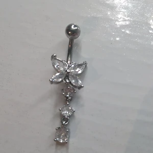 Navelpercing  - En jätte fin och söt navelpercing i jätte bra skick🌟❤️säljer då jag inte tycker jag passar i den så bra och jag har andra som jag tycker om mer så det blir aldrig att jag använder den🌸ny pris 59kr mitt pris 30kr❤️tveka inte vid frågor❤️